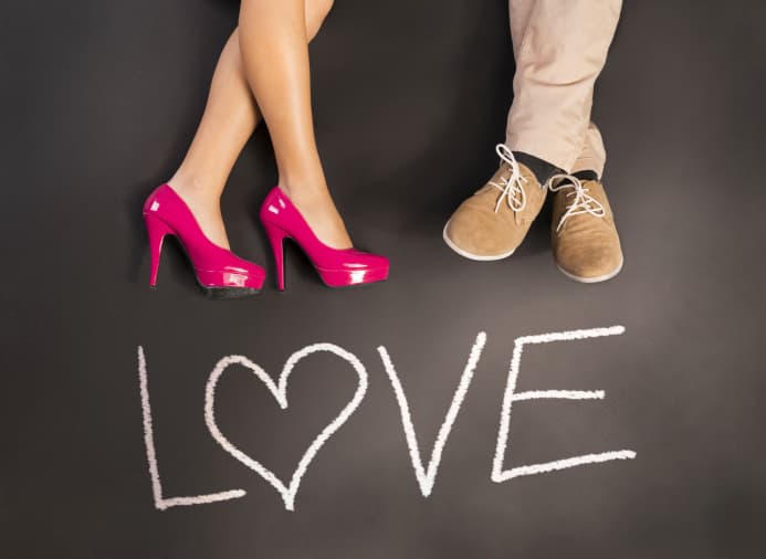 Las situaciones emocionales que te causaron conflictos en el pasado quedarán atrás y con este nuevo ciclo frente a ti vas a resolver disyuntivas sentimentales. En estos días finales del año surgirá una persona que estará rondándote de manera persistente y que podría llegar a interesarte sentimentalmente, si ahora no tienes compromiso.