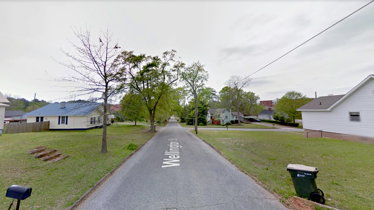 <b>Alabama: Valley. Población: 9,439. Ingreso promedio de un hogar: $39,387. </b>A pesar de que no se trata de una ciudad rica, los residentes se benefician de un bajo costo de vida ya que los bienes y servicios son aproximadamente un 6% menos costosos de lo que son en promedio a nivel nacional. Valley es una ciudad piloto para el programa de Comunidades de Excelencia de Alabama, una organización sin fines de lucro que se asocia con gobiernos, empresas y universidades para preparar a las comunidades participantes para un futuro más vibrante.
<br>