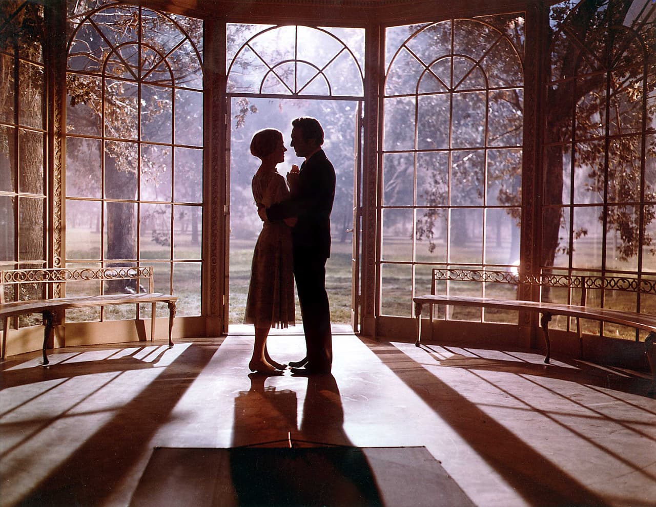 <b>Julie Andrews y Christopher Plummer: 'The sound of music' (1965)</b>
<br>
<br>La novicia María (Andrews) es enviada como institutriz a casa del capitán de la antigua Marina Imperial austriaca, Georg von Trapp (Plummer). María imparte clases a los siete hijos de von Trapp, de quien terminará enamorándose. A pesar de que debieron "haber terminado juntos", como dijo Andrews en una entrevista con 
<b><a href="https://abcnews.go.com/Entertainment/julie-andrews-dated-sound-music-star-christopher-plummer/story?id=29673953" target="_blank">ABC News</a>,</b> ambos atravesaban momentos complicados. El cariño que la pareja muestra en la cinta, sin embargo, permanece hasta nuestros días: "Nos convertimos en los mejores amigos, y eso es encantador"