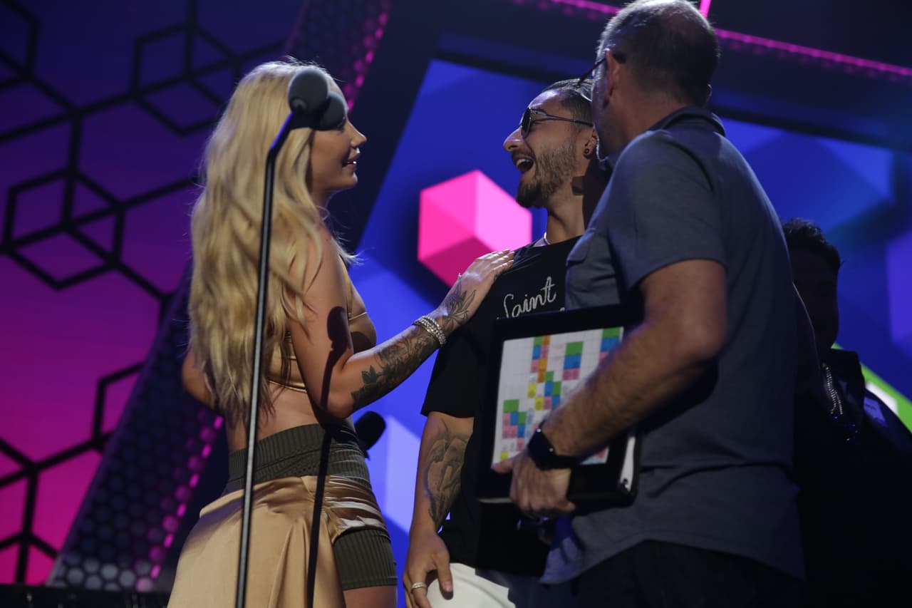 Después de convivir un tiempo en Miami, Iggy Azalea y Maluma se entretuvieron platicando por un rato.