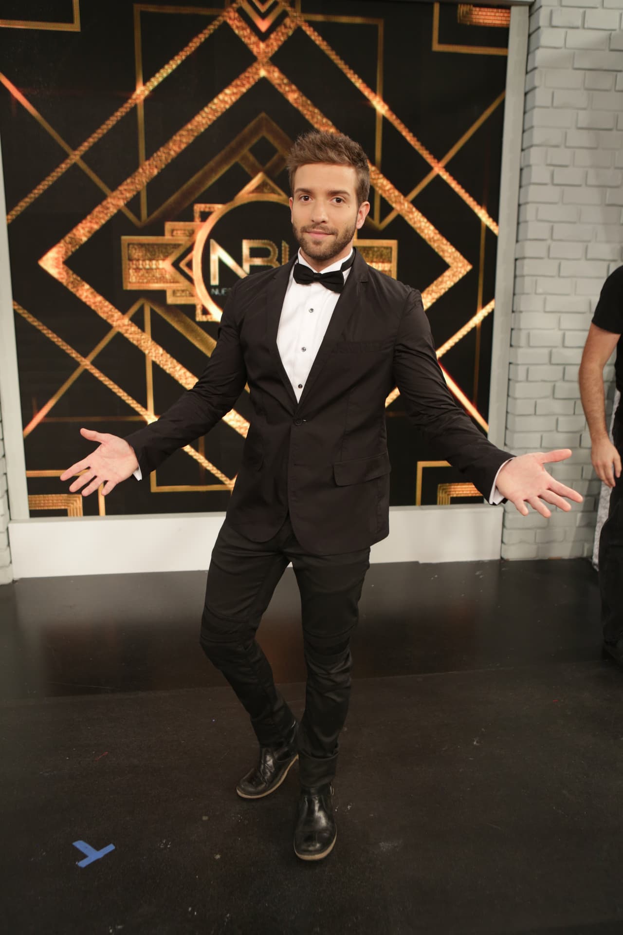 El cantautor español fue parte del desfile en trajes de gala de las finalistas, y se robó todas las miradas y suspiros de las bellas.