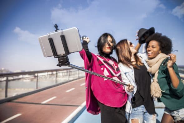 10. Usa una extensión con criterio. La última moda es el 'selfie stick', cómodo para capturas grupales o para mostrar bien el contexto.