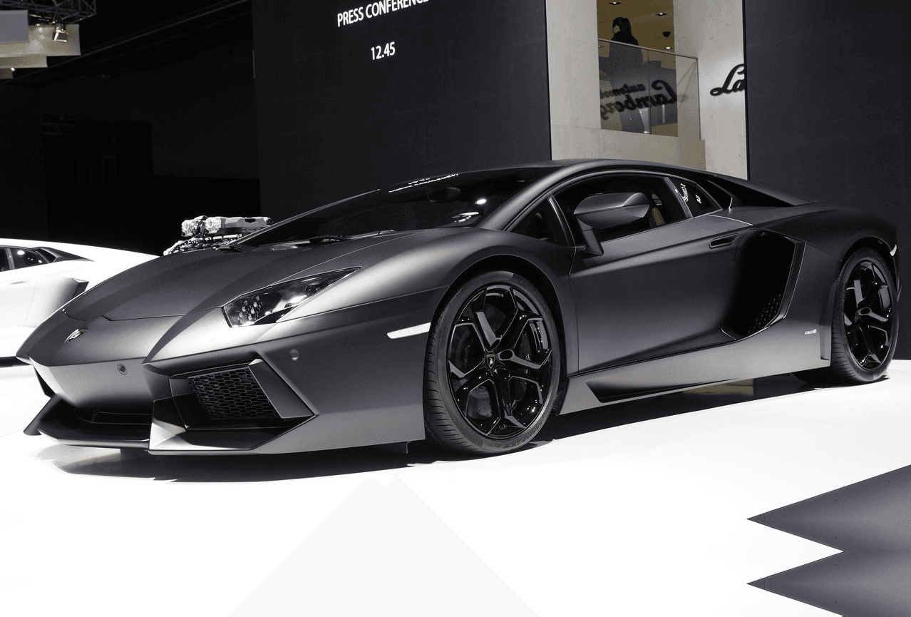 Kanye West no solo le regala autos exóticos a su mujer, también los recibe. En 2013 para celebrar sus 36 año Kim Kardashian le regaló a su esposo un espectacular 
<b>Lamborghini Aventador</b> pintado en gris mate. El Aventador fue introducido en 2011 como sustituto del Murciélago y hoy en el principal modelo de producción regular de la marca italiana la cual ha construido más de 5,000 unidades desde su presentación. West a tenido problemas para evaluar las dimensiones del vehículo al cual una vez golpeo con las puertas automáticas de su mansión causando costosísimos daños en su carrocería.