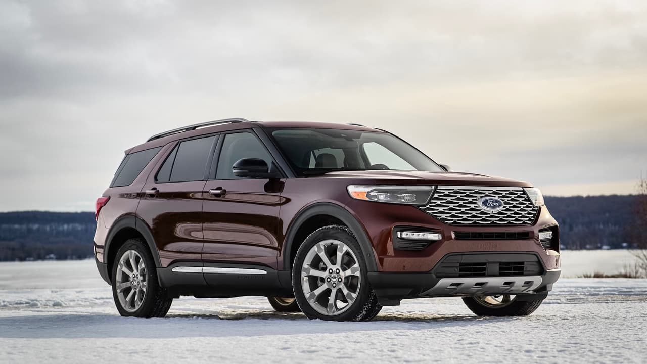 La Ford Explorer 2020 cuenta con un nuevo 
<b>sistema de manejo de terreno</b> que adapta su tren motriz a siete condiciones distintas de manejo: normal, sendero, nieve profunda y arena, terreno resbaladizo, manejo deportivo, remolque y el nuevo modo 'eco' (por económico y ecológico) para máximo ahorro de combustible. El sistema es controlado desde la consola del vehículo y los gráficos del panel de instrumentos cambia para cada modo.