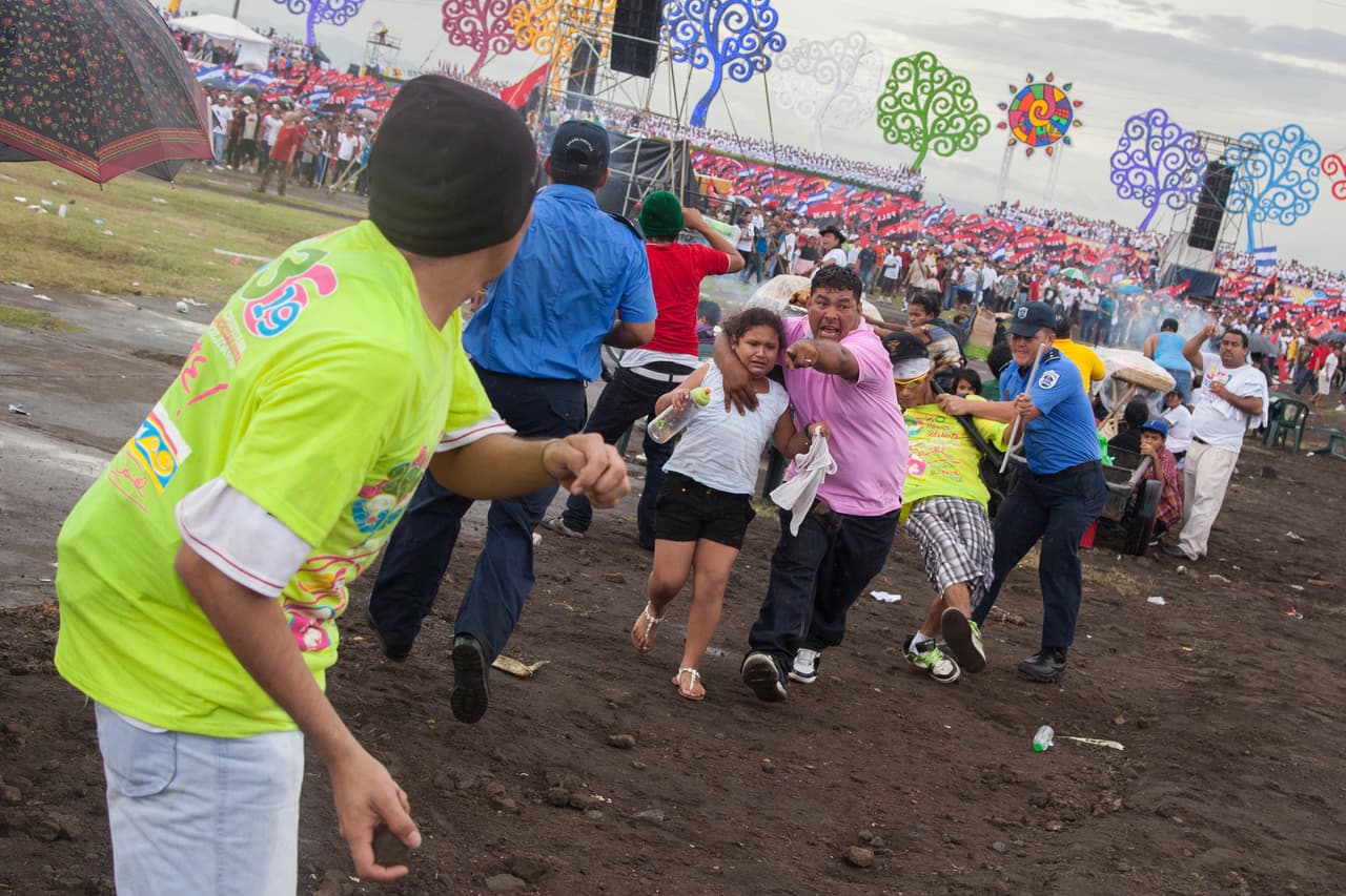 <b>Nicaragua. Nivel de alerta 3. "</b>Reconsidere los viajes a Nicaragua debido a disturbios civiles, delitos, disponibilidad limitada de atención médica y aplicación arbitraria de las leyes", advierte el Departamento de Estado. "En toda Nicaragua, policías uniformados armados y violentos o civiles que actúan como policías ('para-policías') continúan atacando a cualquiera que se considere contrario al gobierno del
<b><a href="https://www.univision.com/temas/daniel-ortega">presidente Ortega".</a></b>