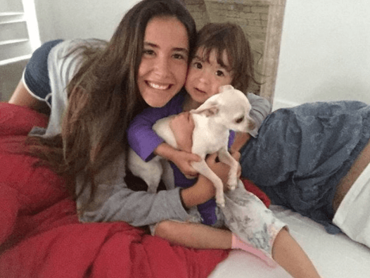 Boo es adorable pero también muy protectora, ya que cuida a los más pequeños de la familia Tacher, Michelle y Liam. Aquí la vemos con Hannah y Michelle, quienes la consienten sin limitaciones.