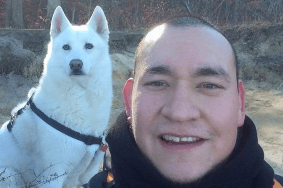 El incidente fue 
<a href="https://www.univision.com/local/chicago-wgbo/captado-en-video-policia-de-chicago-balea-a-un-hombre-en-la-estacion-grand-de-la-linea-roja-video" target="_blank">captadao en video</a> por personas que estaban en la 
<a href="https://www.univision.com/local/chicago-wgbo/captado-en-video-policia-de-chicago-balea-a-un-hombre-en-la-estacion-grand-de-la-linea-roja-video" target="_blank">estación</a> y luego fueron publicadas en redes sociales.