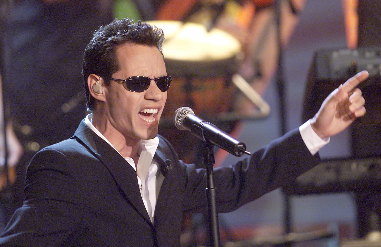 Otro gran momento llegó para Marc cuando obtuvo en 2001 el Récord Guinness al ser considerado el cantante de salsa con mayores ventas del momento.