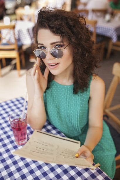 Algunas mujeres hacen esos gestos de manera natural, sin darse cuenta. Pero otras los manejan como una demoledora táctica para que el más incauto caiga a sus pies.