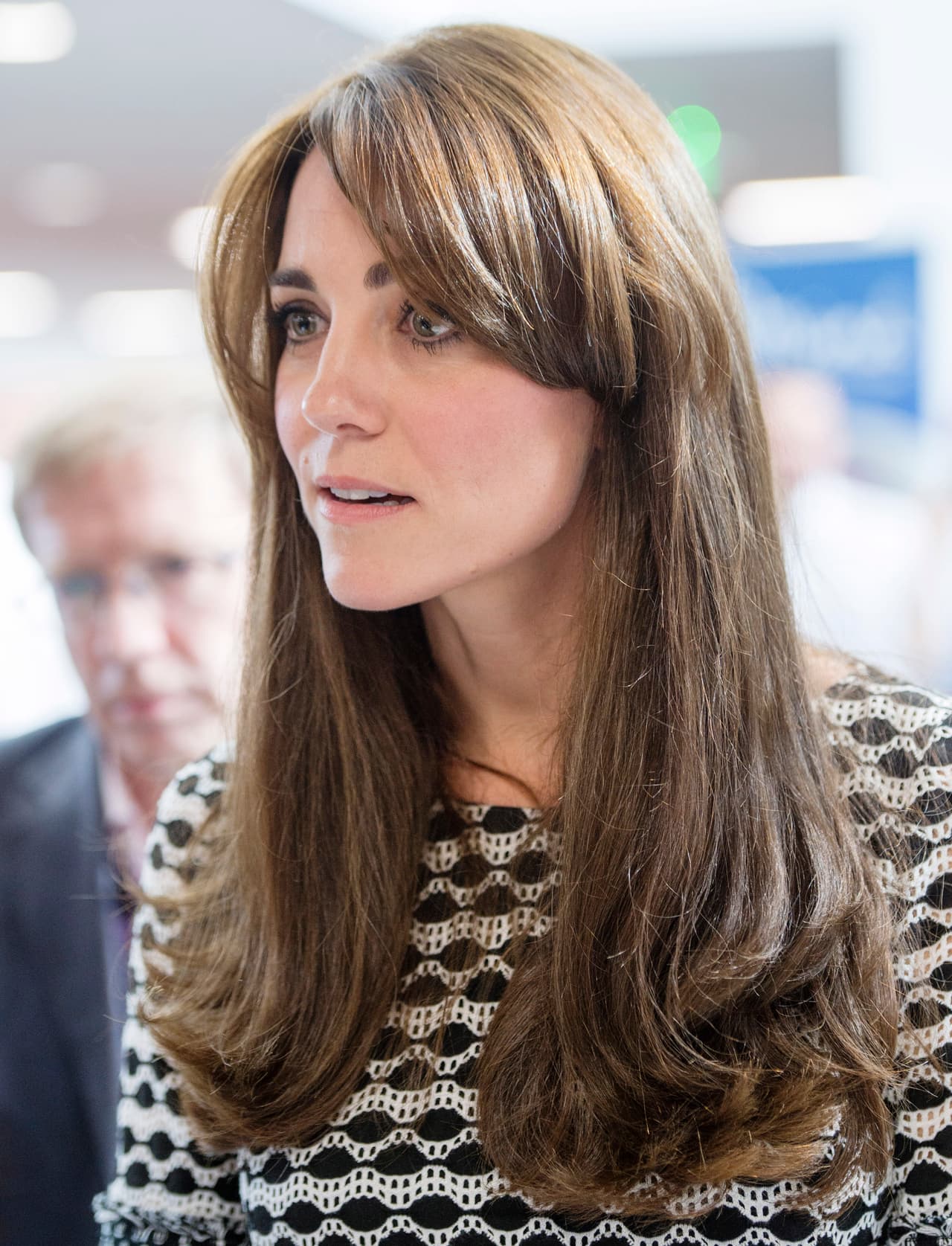 De acuerdo con un reporte de
<b><a href="https://www.vanityfair.com/style/2019/04/inside-prince-georges-surprisingly-normal-kindergarten-life" target="_blank">Vanity Fair</a></b>, fechado en abril pasado, los duques de Cambridge y su hijo George suelen tener una rutina muy normal en el
<b><a href="https://www.univision.com/famosos/300-bailarines-salieron-en-defensa-de-principe-george-tras-comentario-de-lara-spencer-sobre-su-gusto-por-el-ballet-video" target="_blank">colegio al que asiste el príncipe. </a></b>