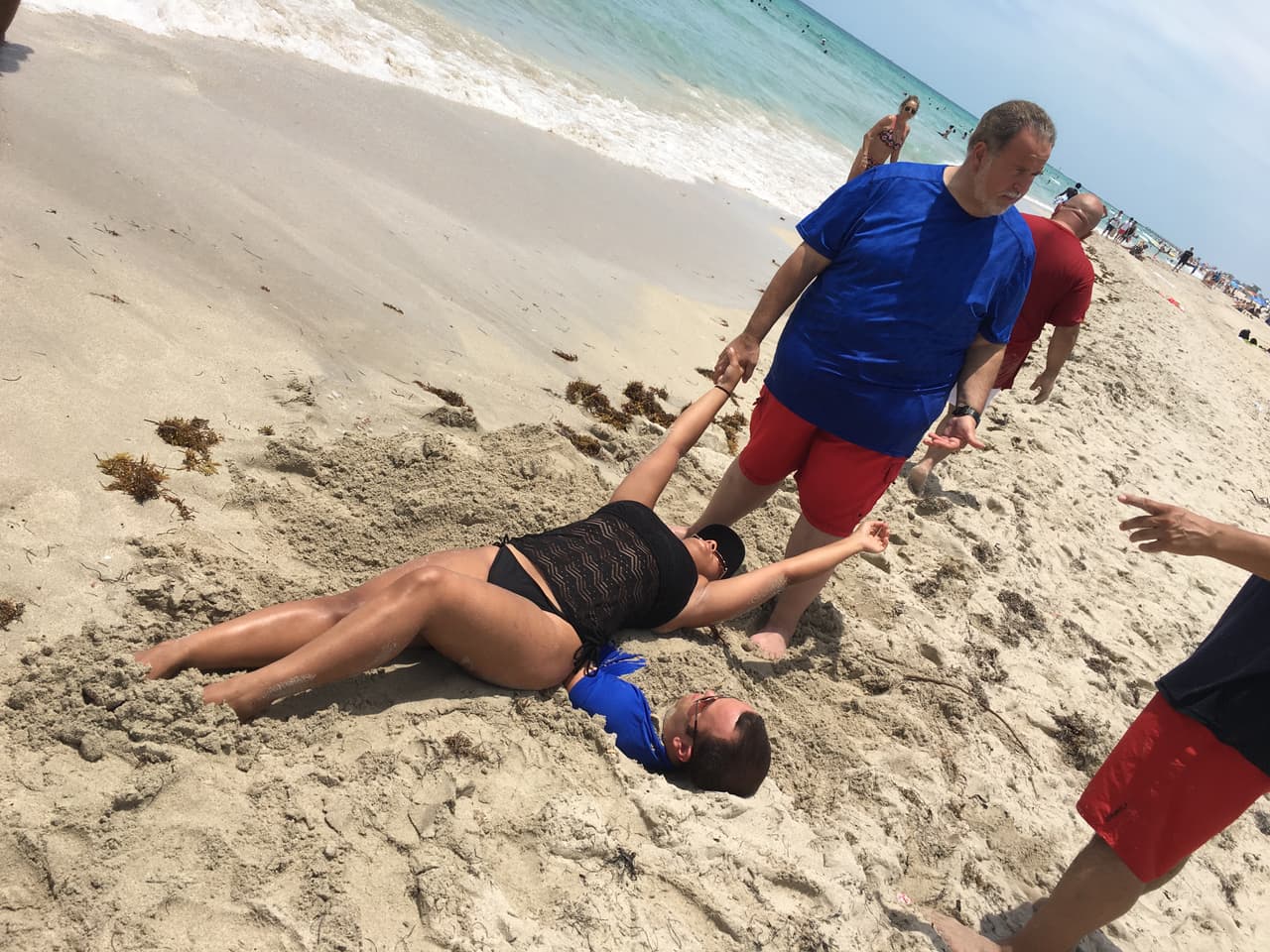 Raúl escuchando instrucciones para hacer la escena rápido