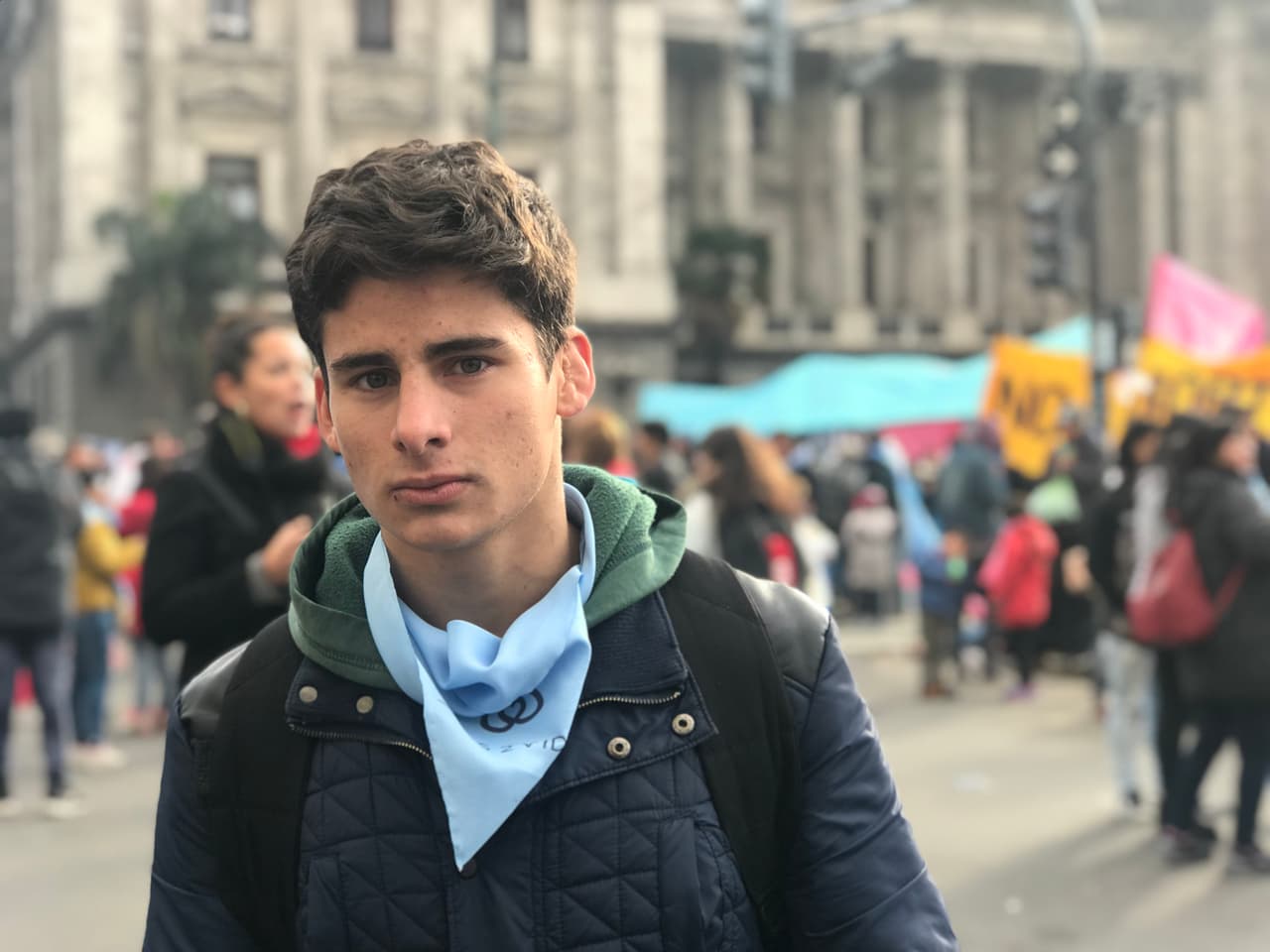 Entre los detractores por la legalización del aborto, estuvo el diputado Gioja que tiene un hijo con Síndrome de Down. "No quiero pensar qué hubiese pasado por mi cabeza si hace 41 años alguien me hubiese venido a decir 'mirá la ley te autoriza, si querés ese chico no nace'.” José Ignacio, de 19 años, está de acuerdo. "Legalizar el aborto no haría que las cifras disminuyan. En países como Islandia, el síndrome de Down desapareció desde la ley de aborto, porque las mujeres deciden terminar sus embarazos. Si consideramos la terminología legal y que una persona es desde el momento de la concepción, esto es un asesinato".