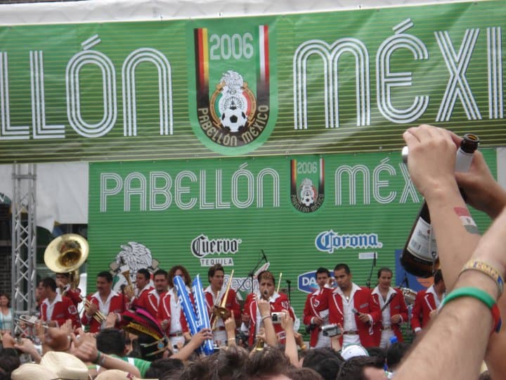En la ciudad de Nurember, Alemania, se instaló el Pabellón México donde El Recodo le puso el toque musical al evento previo al partido México-Irlanda que ganaron los mexicanos 3 a 1, y en donde 'El Sinaloense' fue cantado por más de 1,500 mexicanos.