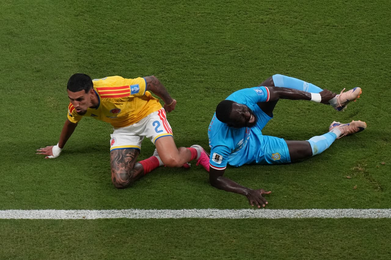 Arthur Masuaku (26), del Congo, a la derecha, recibe una falta del colombiano Daniel Muñoz (2) durante el partido de fútbol del Grupo K de la Copa Mundial entre Colombia y el Congo en Zapopan, cerca de Guadalajara, México, el martes 23 de junio de 2026.