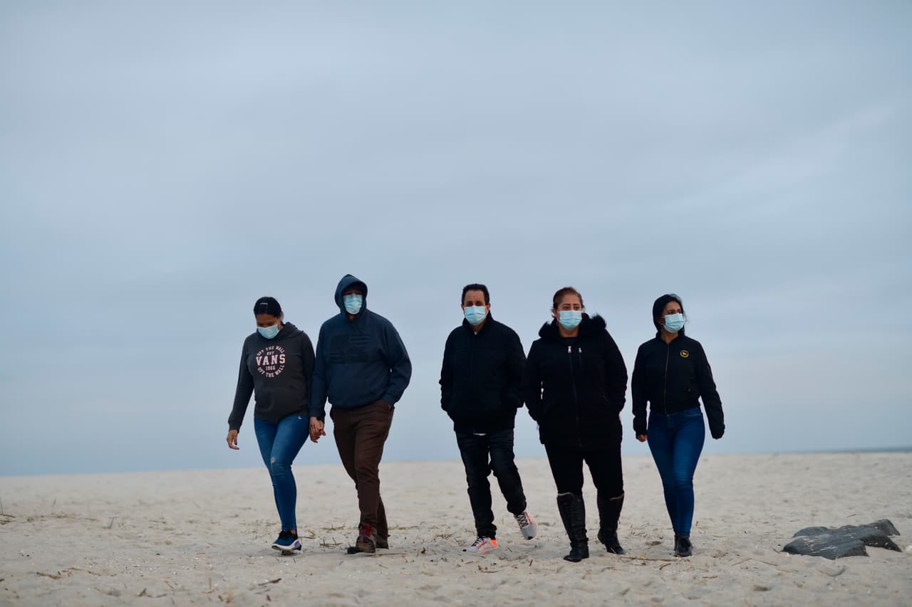 Todos los miembros de esta familia salieron con mascarillas a dar un paseo por la playa en Cape May, Nueva Jersey. El gobernador Phil Murphy permitió algunas actividades con restricciones durante el fin de semana del Memorial Day debido a la pandemia de coronavirus.