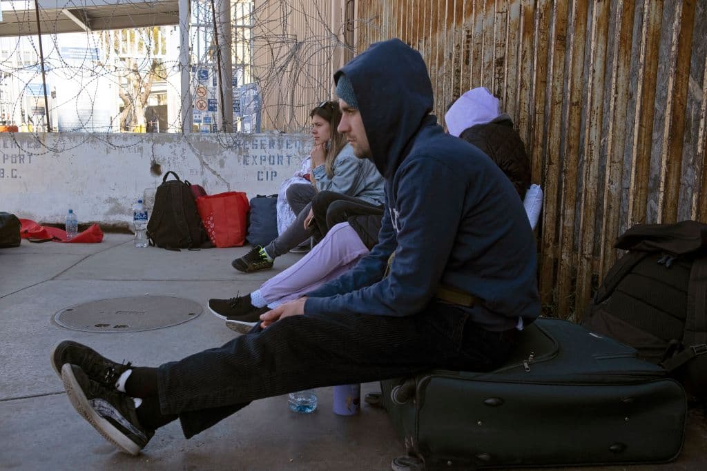 Autoridades de la Oficina de Aduanas y Protección Fronteriza de Estados Unidos les han negado la entrada para las solicitudes de asilo, en especial a los de Rusia y Bielorrusia,
<a href="https://www.univision.com/radio/el-bueno-la-mala-y-el-feo/que-es-el-titulo-42-administracion-biden-cancela-beneficio-para-migrantes-en-busca-de-asilo-politico-video">bajo el argumento del Título 42</a> que por razones de salud pública permite expulsar a los solicitantes de asilo o simplemente no permitirles la entrada a suelo estadounidense.