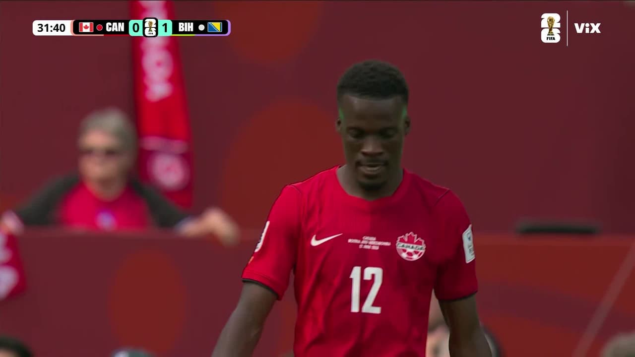 ¡Canadá insiste! Tani Oluwaseyi prueba suerte, pero el balón se va por arriba