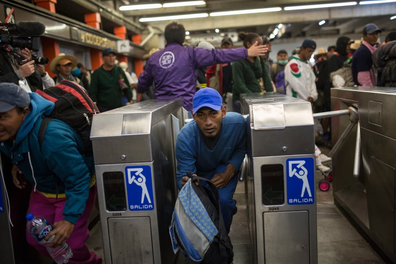 <b>La caravana migrante en la Ciudad de México.</b> Luego de recorrer unas 1,250 millas desde San Pedro Sula los viajantes centroamericanos ocuparon desde el domingo 4 de noviembre un estadio de la Ciudad de México, convertido en un campo de refugiados.
<a href="https://www.univision.com/noticias/inmigracion/la-caravana-migrante-una-pequena-ciudad-ambulante-que-sigue-su-ruta-a-tijuana">Recuperaron fuerzas durante una semana hasta que muchos de ellos retomaron el viaje hacia Tijuana</a>, donde esperan comenzar un proceso legal de asilo en EEUU. En la fotografía, algunos de los migrantes utilizando el metro de la ciudad el 9 de noviembre de 2018.