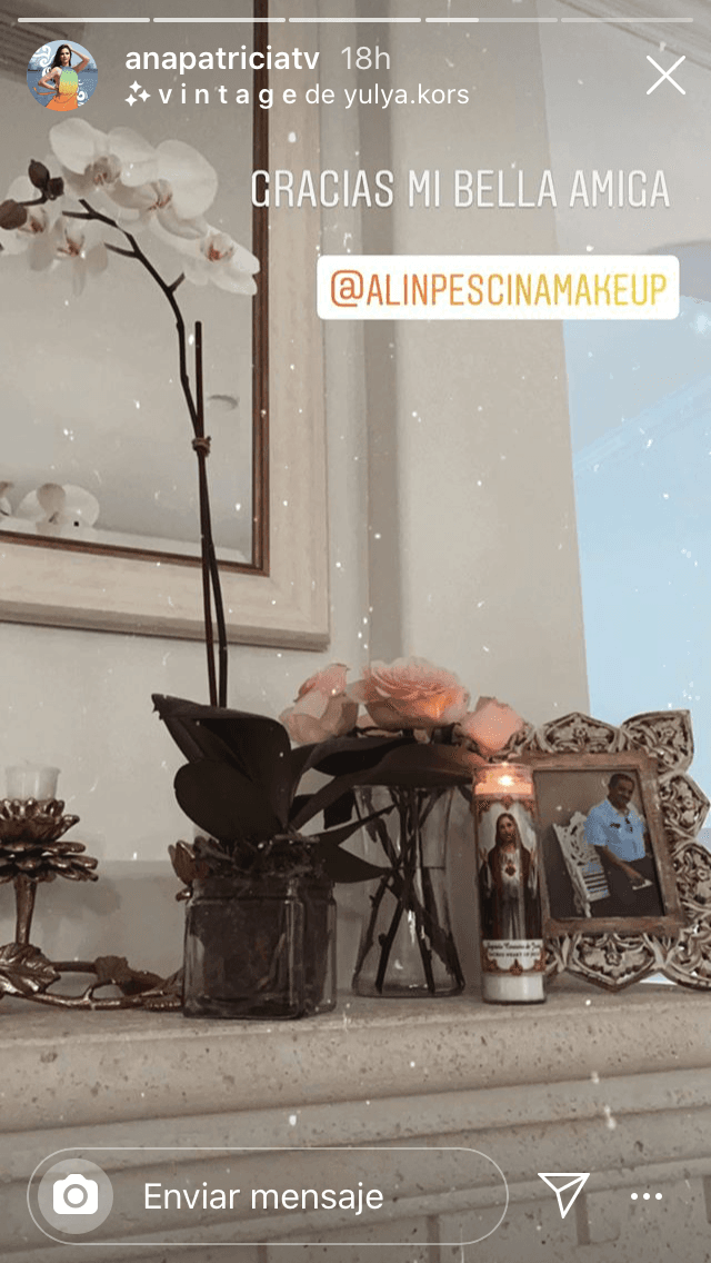 En su casa colocó un retrato de su padre junto a una veladora para recordarlo y contar con su presencia. 
<br>