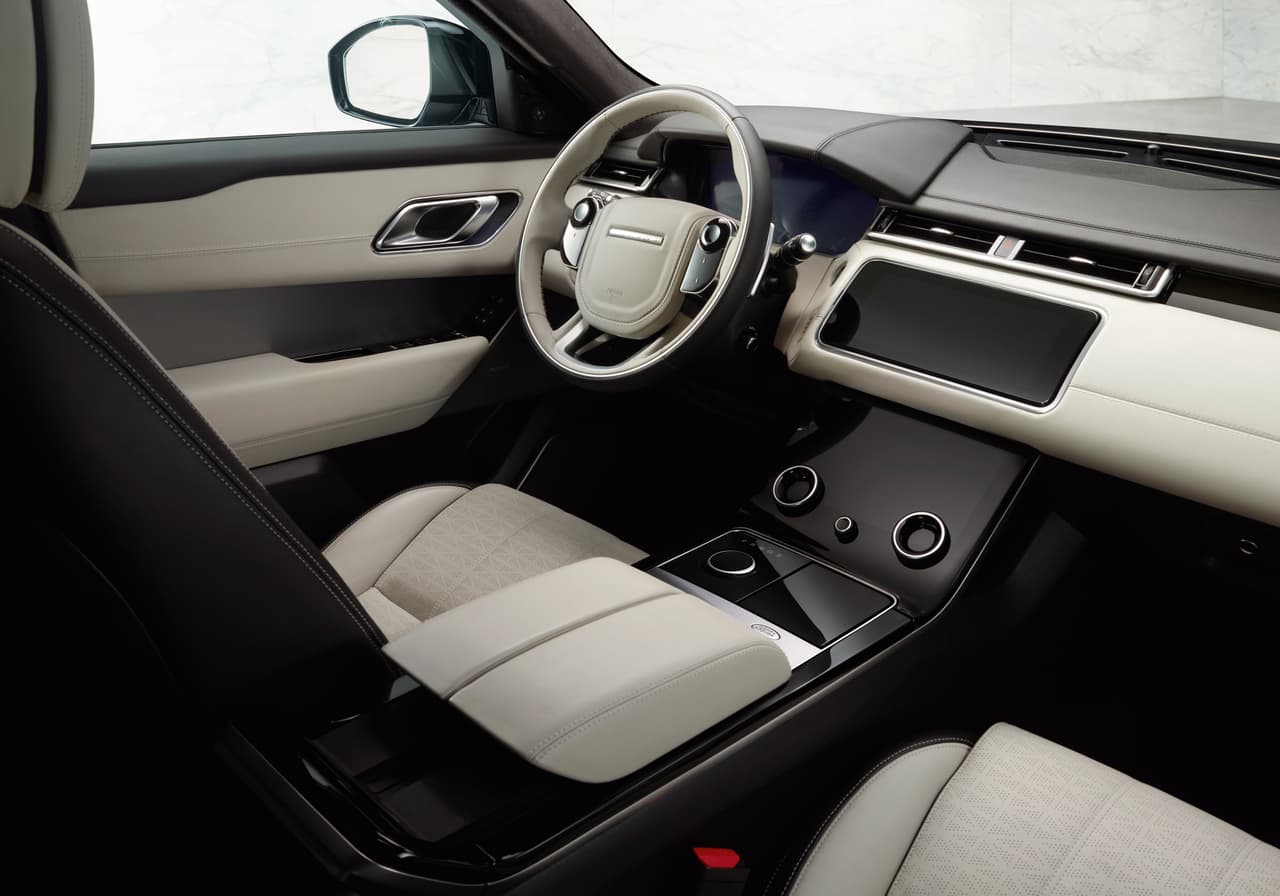 Esta interesante vista de la cabina de la Range Rover Velar muestra las pantallas y superficies táctiles apagadas, incluyendo las del volante.
