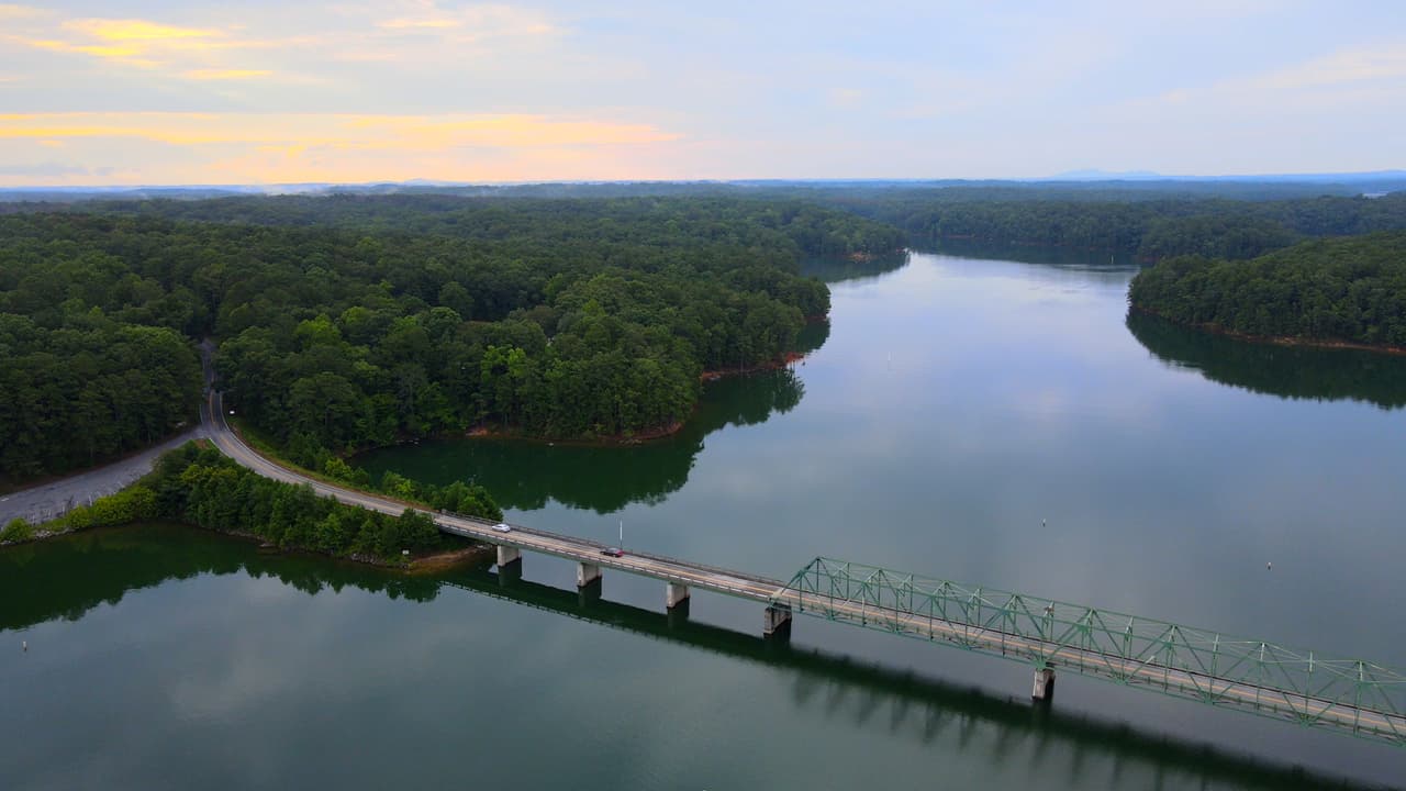 Encuentra más información sobre Red Top Mountain, 
<b><a href="https://gastateparks.org/RedTopMountain">aquí</a></b>.