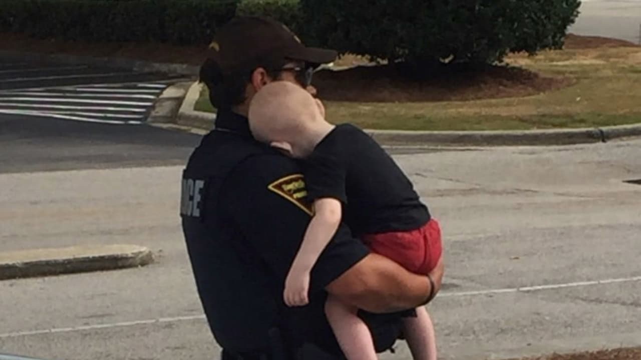 <b>En video: rescatan a un bebé de un año mientras sus padres sufren una sobredosis en un auto</b>
<br>
<br>El Departamento de Policía de Fayetteville, en Carolina del Norte, rescató a un bebé que se encontraba dentro de un auto. Sus padres, que estaban también en el interior, consumieron drogas hasta sufrir una sobredosis. Ambos fueron arrestados. Más información 
<a href="https://www.univision.com/" target="_blank">aquí</a>.