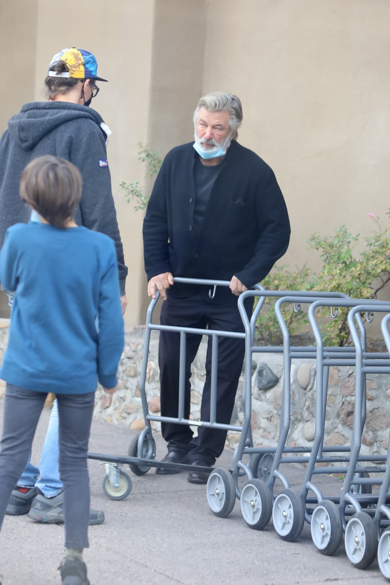 "He hablado con Alec Baldwin y
<b> me está apoyando mucho</b>", dijo el hombre. 
<br>