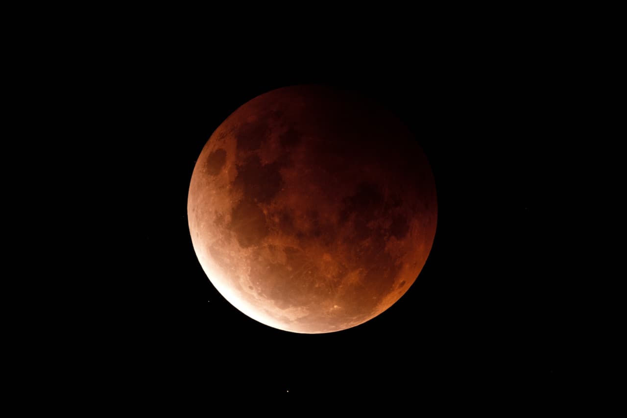 <h2 class="cms-H2-H2">10. Habrá un eclipse lunar parcial, visible en EEUU, el 28 de octubre</h2>
<br>
<br>En 2023, la Tierra experimentará dos eclipses lunares. El próximo eclipse lunar será un eclipse lunar penumbral el 5 de mayo y será visible en partes de África, Asia y Australia. El segundo será un eclipse lunar parcial el 28 de octubre y será visible en partes de en el este de Estados Unidos, así como en algunas partes de Centro y Sudamérica.