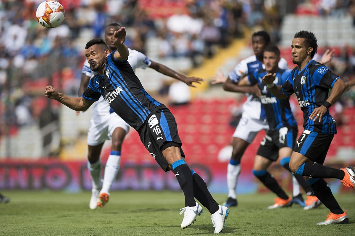 La defensa local fue sólida, como en este rechazo del defensa paraguayo de los Gallos Blancos, Miguel Samudio.