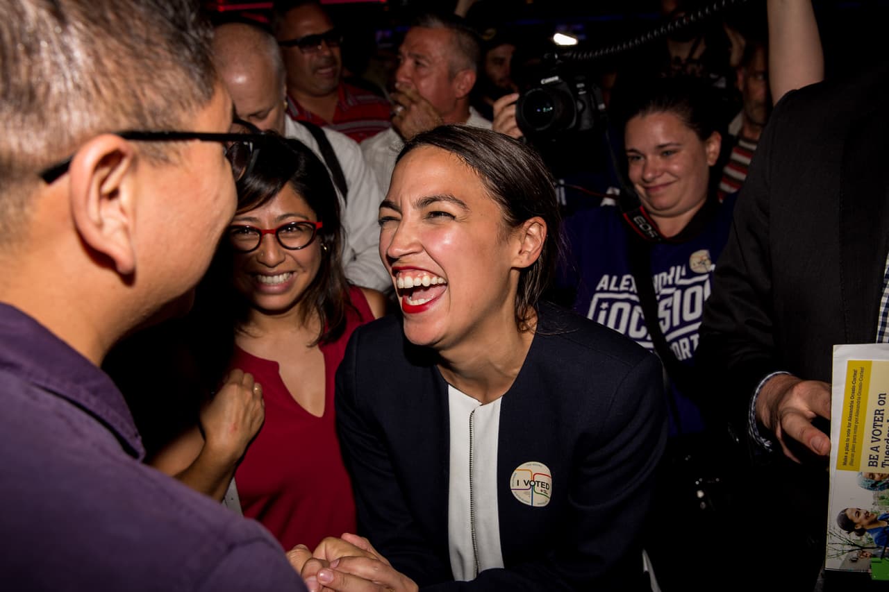 Ocasio-Cortez trabajó en la campaña de Bernie Sanders. Su elección en noviembre está casi asegurada, porque tradicionalmente el distrito 14 de Nueva York ha sido dominado por los demócratas en los últimos 30 años.