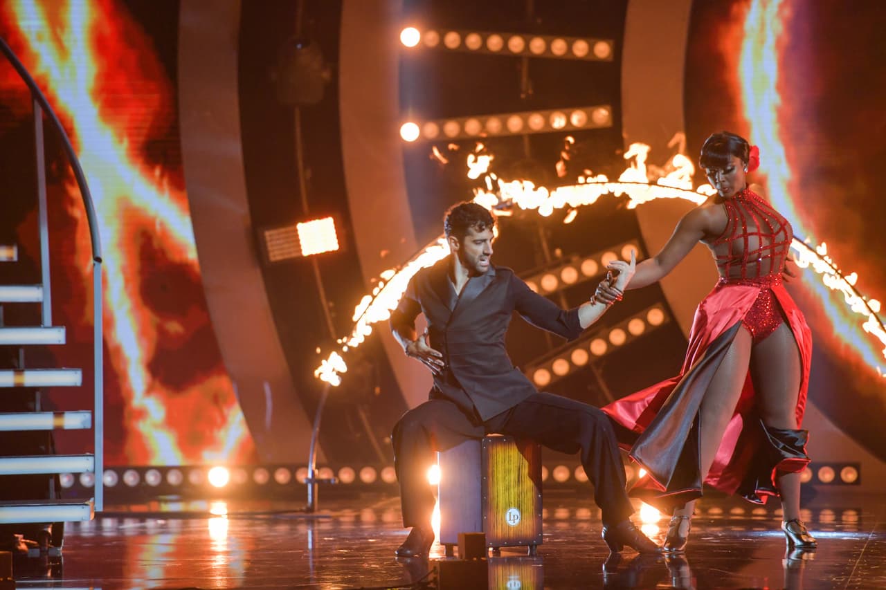 El bailarín y la cantante comenzaron una suerte de cortejo que también parecía un desafío en el que sólo uno ganaría.