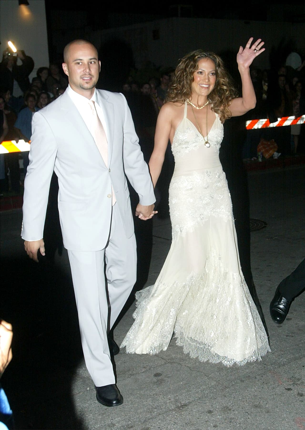Jennifer López junto a su exesposo Chris Judd en la apertura de su restaurante 'Madre's' en Pasadena, California. (2002)