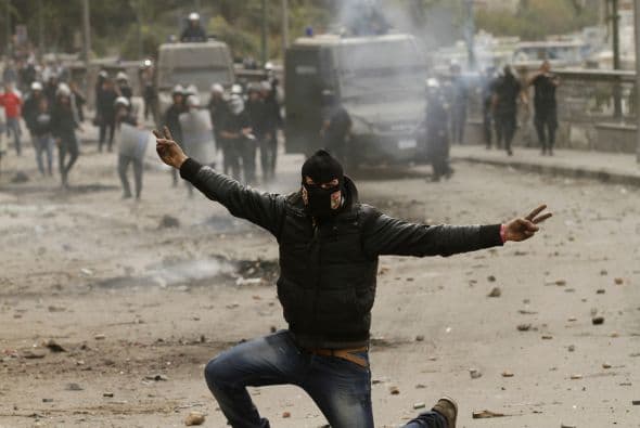 En sus intentos por dispersar a los jóvenes, que utilizan sobre todo piedras y cócteles molotov, la policía ha recurrido a gases lacrimógenos y al disparo de perdigones.