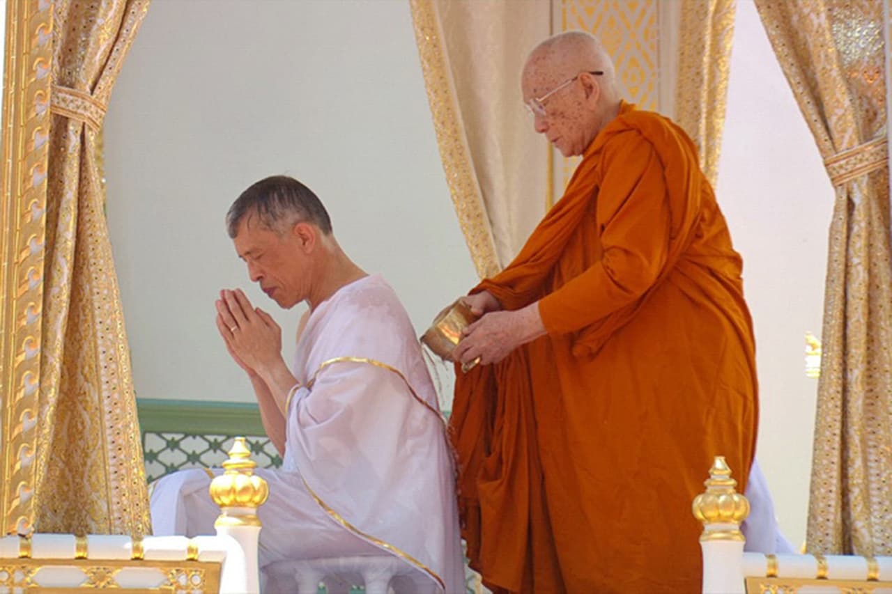 Para los religiosos locales, la coronación del monarca representa también la transformación del rey, de un ser humano a una figura divina.