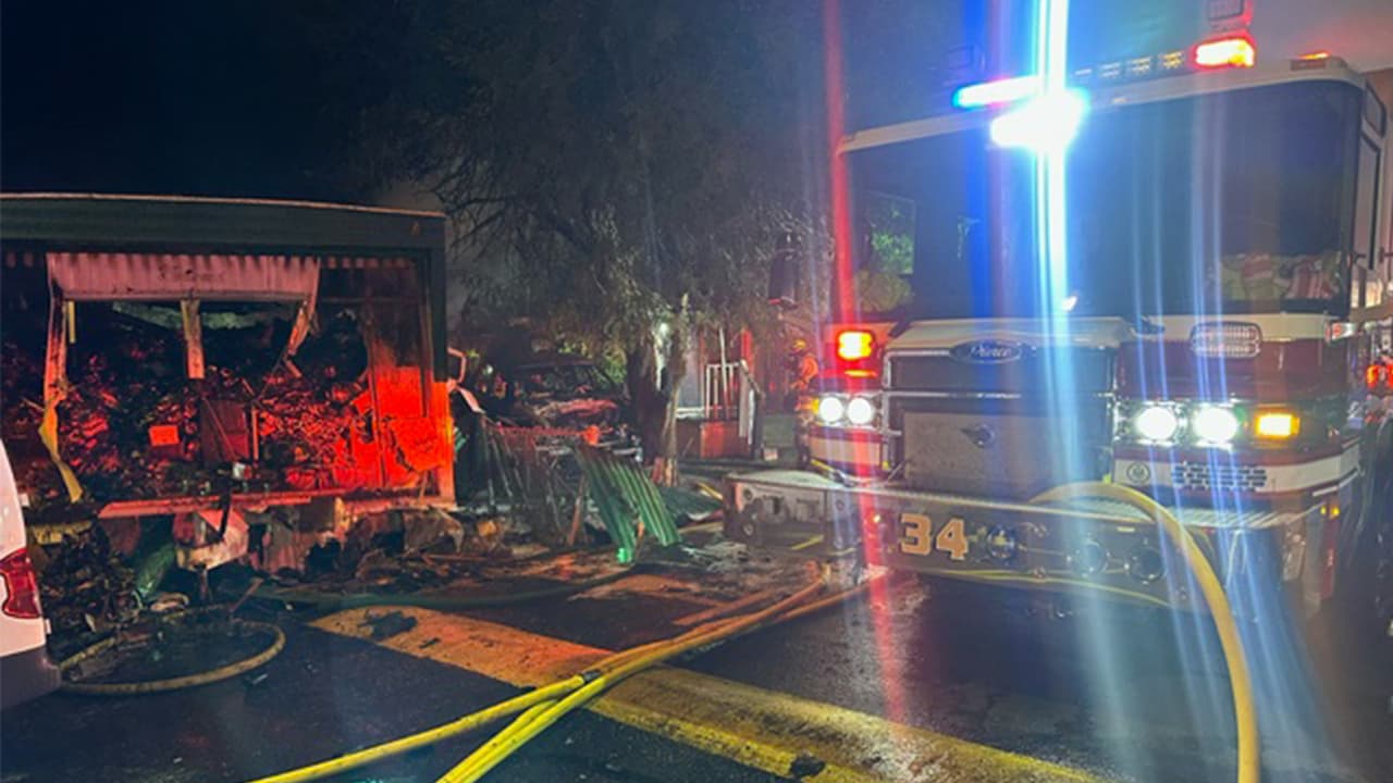 Al llegar al lugar, los bomberos encontraron con intenso fuego y humo saliendo de una unidad, que se extendía a un vehículo cercano y amenazaba con extenderse a las casas vecinas.