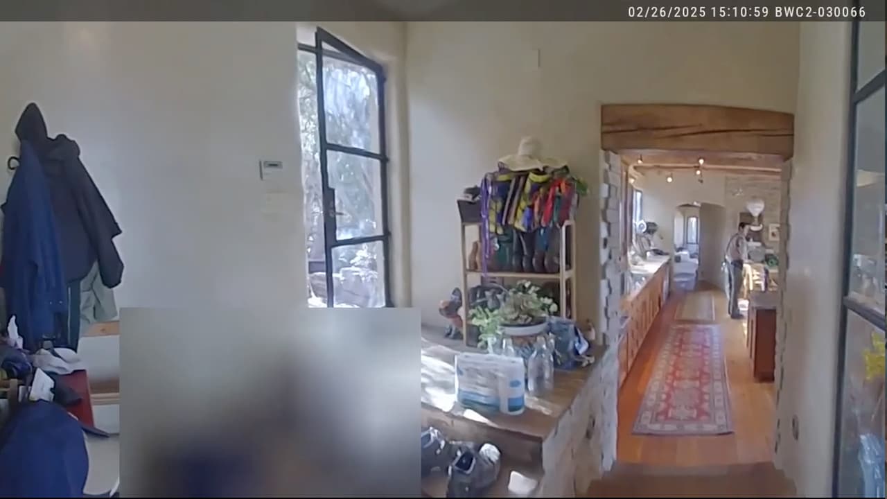 Los videos del recorrido policial revelan el estado real de la vivienda, con áreas atestadas de objetos personales, desorden y residuos orgánicos visibles.