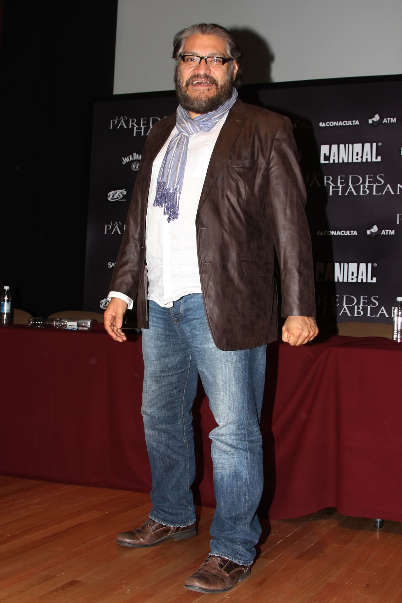 Estudió Ciencias de la Comunicación y Diseño y se desempeñó como profesor en la Universidad Autónoma de Chihuahua.