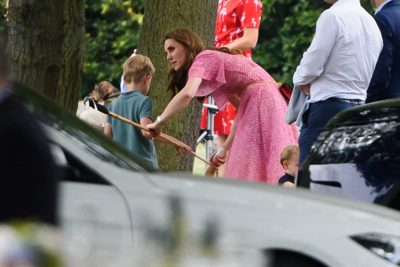 La tarde de diversión para la duquesa de Cambridge y sus tres hijos terminó con la victoria del equipo de papá, el príncipe William, y con el príncipe George jugando con un bastón de polo.