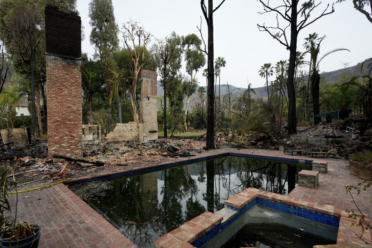 Las
<b> lujosas residencias</b> quedaron devastadas por las llamas, algunas siguen en pie, solo con los rastros del fuego.