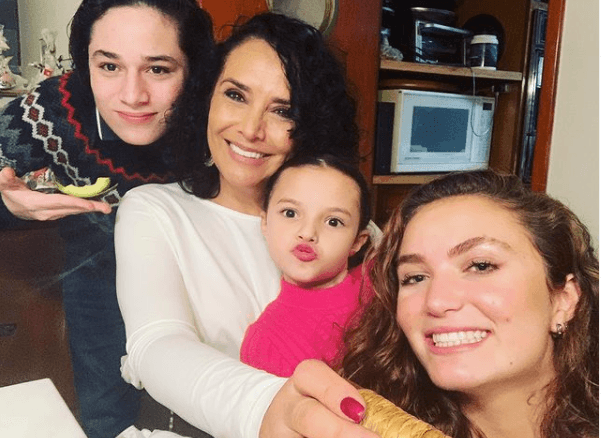 Con Luciana, la familia de Mayra creció de alegría. En esta foto aparece al lado de sus hermanos Ivanna, de 18 años, y Fabián, de 15 (izquierda).