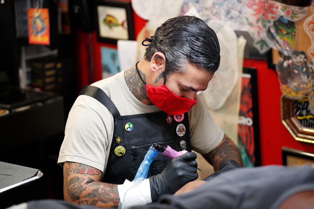 Centros de ronceado, tatuajes, y piercings.