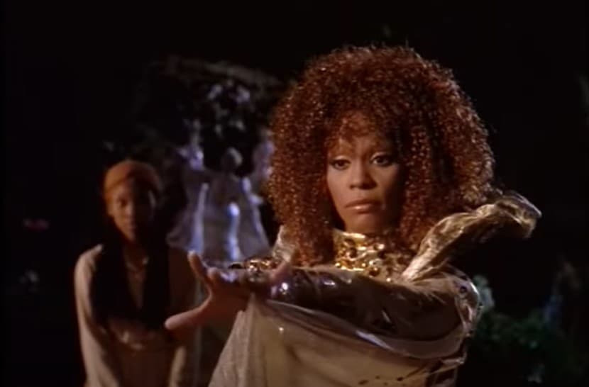 <b>Whitney Houston: el Hada Madrina</b>
<br>La intérprete de ‘I Will Always Love You’ fue el Hada Madrina en ‘Cinderella'. Dado que se trataba de una adaptación del musical de Rodgers y Hammerstein de 1957, la participación de Whitney Houston resultó ideal para la historia, pues su voz fue clave para el desarrollo de ésta.
<br>
