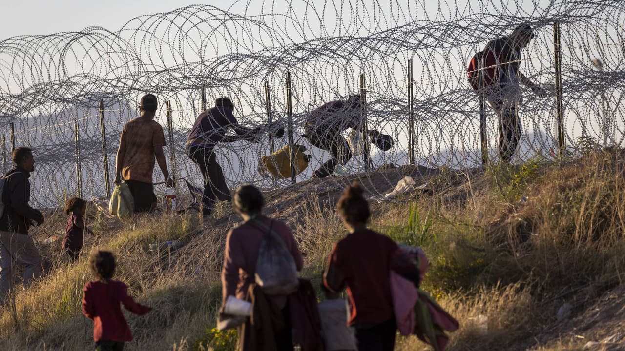 Gobierno de Biden aumenta drásticamente otra vez las restricciones al asilo y las cementa de forma indefinida