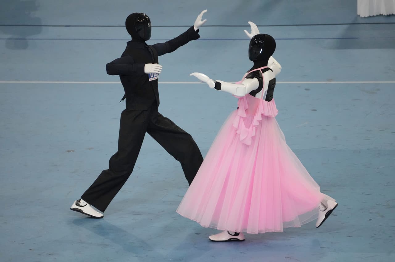 Robots humanoides compiten en un certamen de baile.