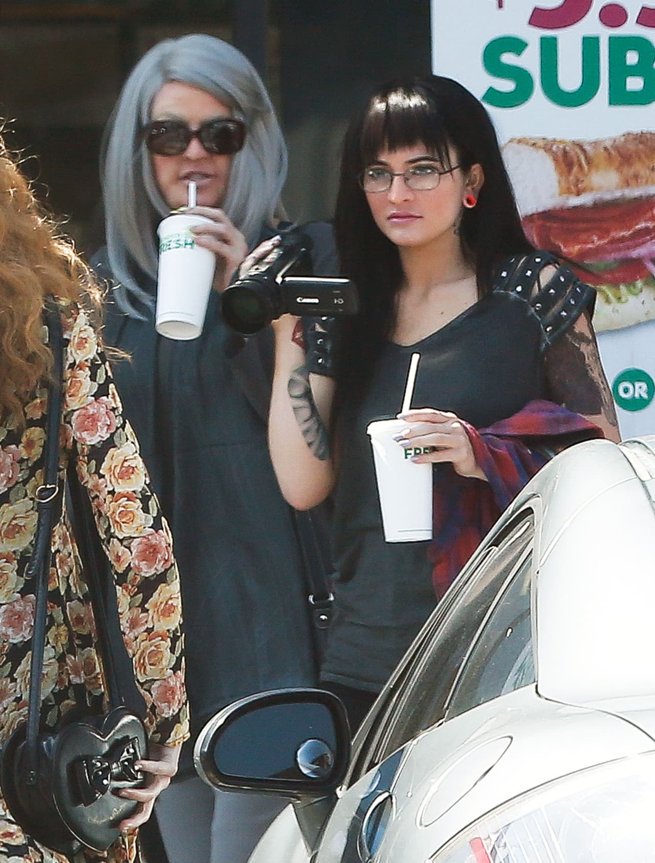 Kylie con tatuajes en los brazos y una nariz prominente.