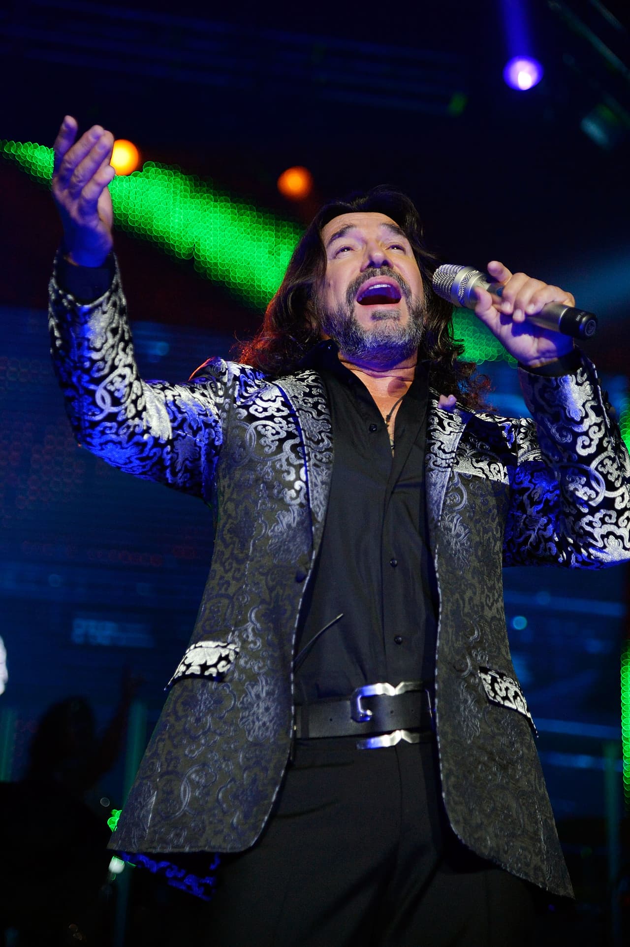 En este mismo año el tema "Si no te hubieras ido" se convirtió en la canción más sonada tanto en Estados Unidos como México, canción que además fue parte del soundtrack de la película mexicana "Y tu mamá también".