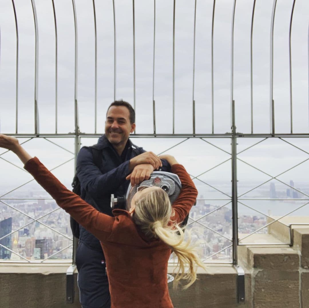 Ambos lucieron muy enamorados y divertidos. "Cuando quieres ser el modelo en la foto y la fotógrafa no se aguanta las ganas", escribió el presentador al pie de la galería que publicó en Instagram.