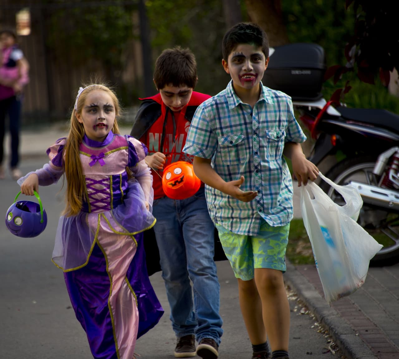 Según los Centros para el Control de Enfermedades, los niños 
<b>tienen <a href="https://www.cdc.gov/mmwr/preview/mmwrhtml/00049687.htm">cuatro veces</a> más probabilidades de ser atropellados el 31 de octubre</b>. Siempre escojan 
<b>calles bien iluminadas y transiten por la acera</b>. Si no la hay, se debe caminar en el borde y en sentido opuesto al de los automóviles. Al cruzar, usar las áreas marcadas para tal fin, ver hacia los dos lados y nunca asumir que el carro se detendrá.