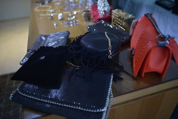 Tomamos fotografía de todo, ¡sólo en Univision puedes disfrutar de su guardarropa!