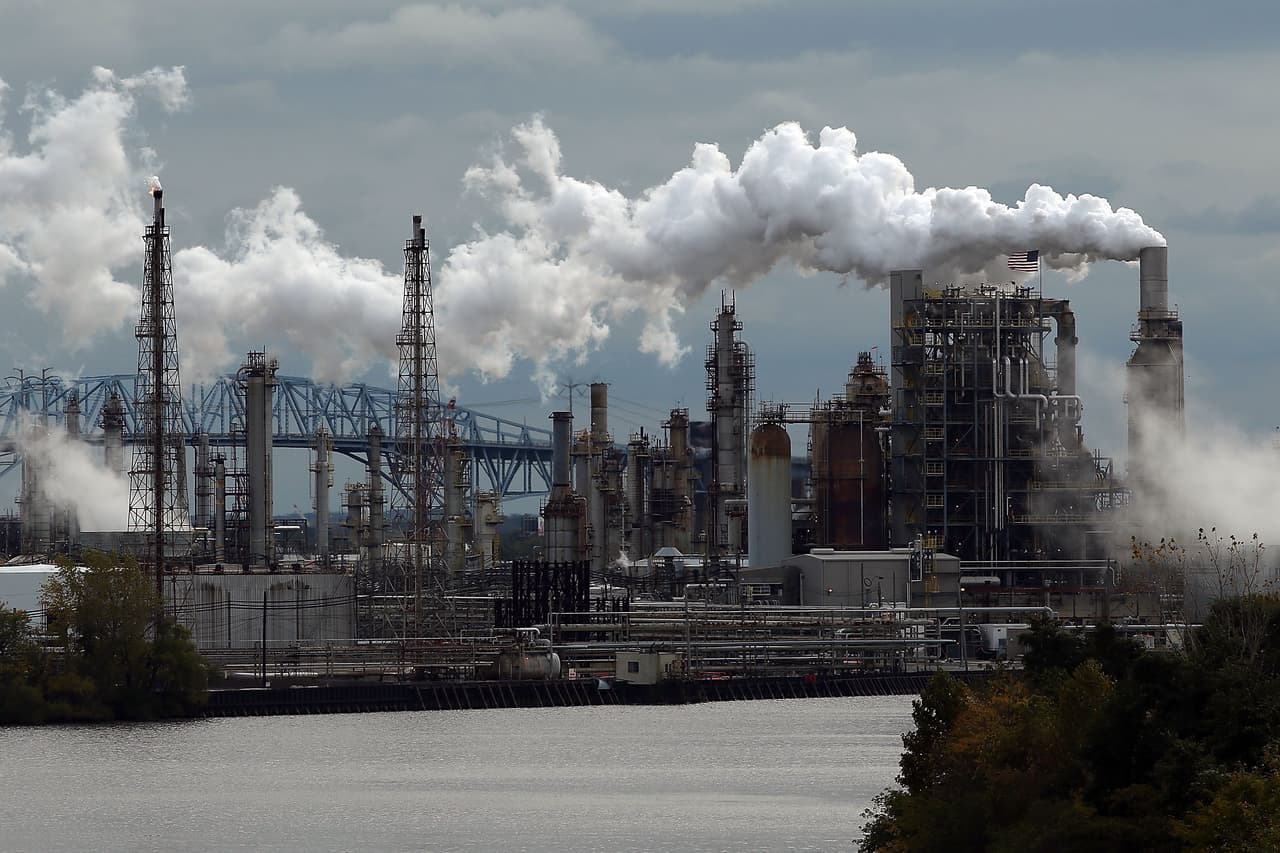 La 
<a href="https://www.univision.com/local/philadelphia-wuvp/se-incendia-refineria-de-philadelphia-energy-solutions">refinería de gas natural cerró en 2019</a> porque explotó, poniendo fin a un siglo como el mayor contaminador de Filadelfia. El nuevo propietario, Hilco Redevelopment Partners, compró el sitio por $ 240 millones en enero de 2020, y la compañía tiene un historial de convertir sitios industriales en nuevos desarrollos urbanos. Un plan para remodelar el sitio anunciado el año pasado tomaría una década en completarse.